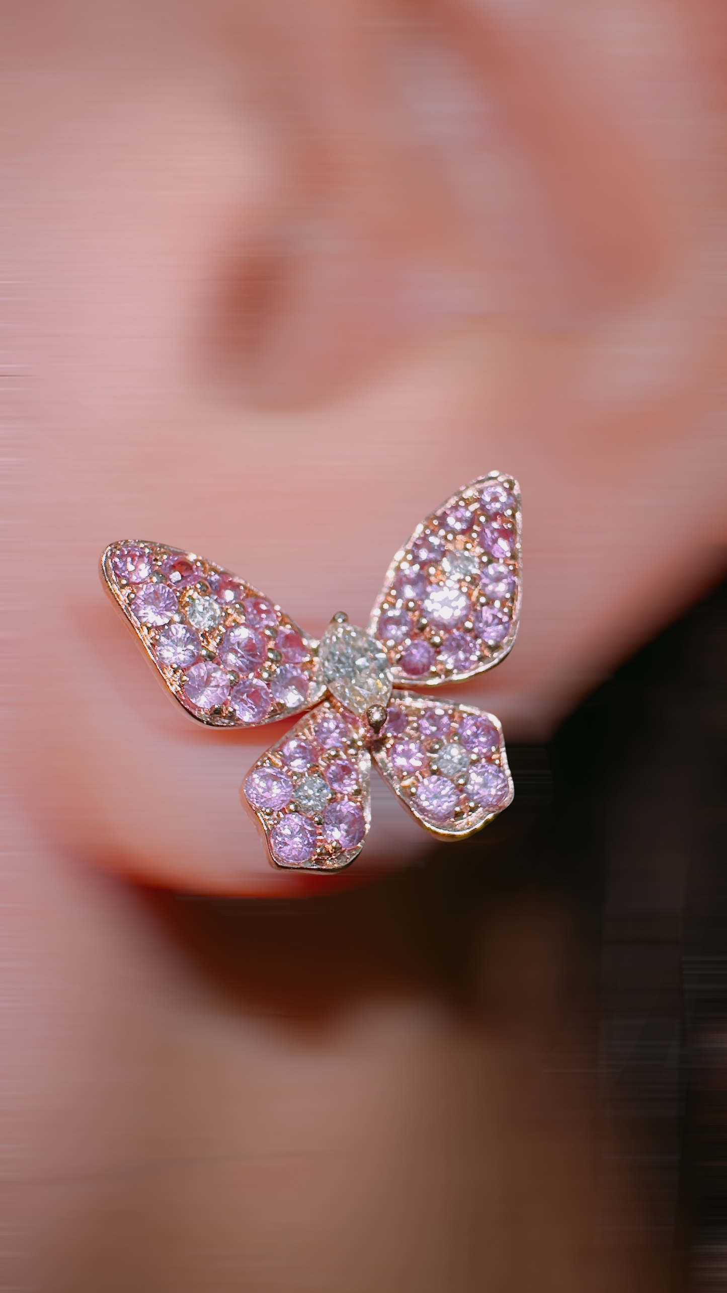 Butterfly-shaped earring with pink sapphires